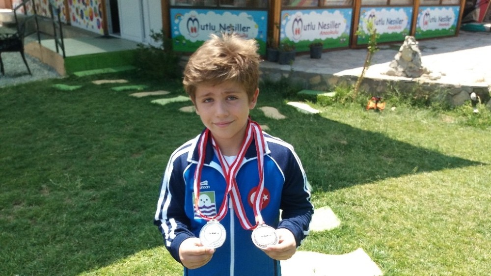 Foçalı minik karatecinin çifte madalya sevinci