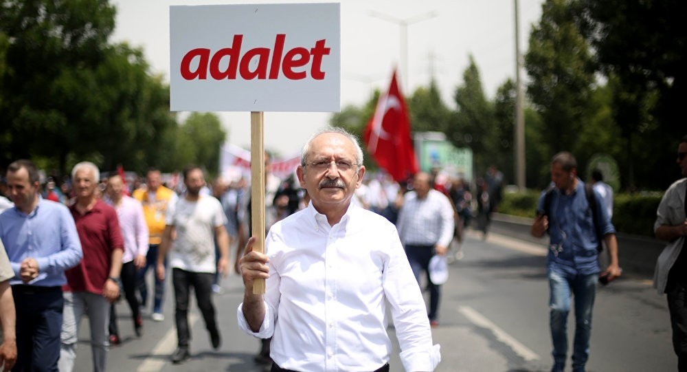 Ayakkabıları müzeye, gömleği başkan yardımcısına