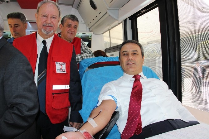 Yoğun mesailerine aldırmadan kan verdiler