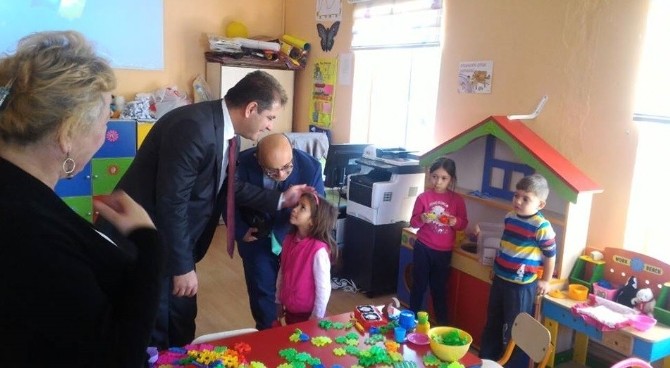 Foça Kaymakamı Ulugölge, okul ziyaretlerini sürdürüyor
