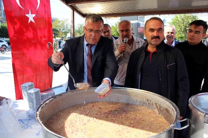 Salihli’de Ülkücü İşçiler aşure ikram etti