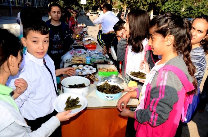 Sarıgöllü öğrencilerinden örnek kermes