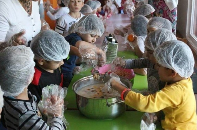 Foçalı minikler aşure pişirdi
