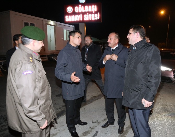 Gölbaşı Kaymakamı ve Belediye Başkanı’ndan kontrol noktasına ziyaret