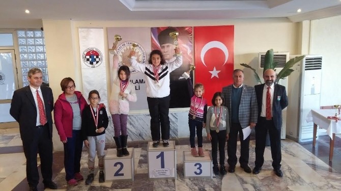 Çeşme’de satranç turnuvalarına yoğun ilgi