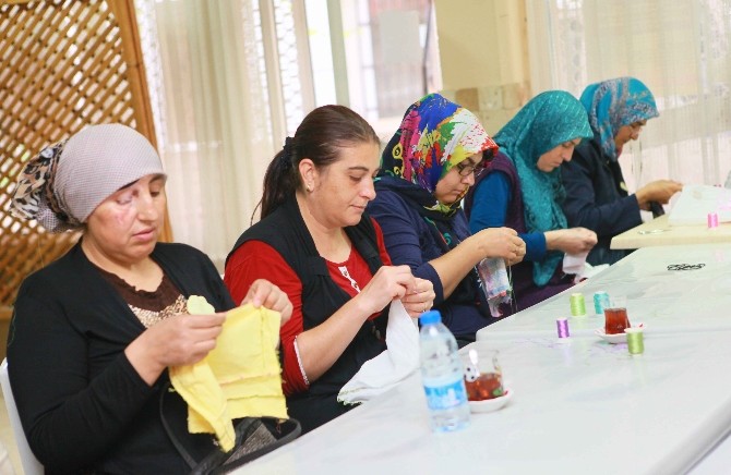 Bayraklı’da kurslar kadınları meslek sahibi yapıyor