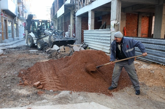 DİKKAT..BORNOVA'DA YOL ÇALIŞMALARI SÜRÜYOR