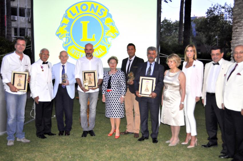 BADEMLER KÖY TİYATROSU ÖDÜLE DOYMUYOR