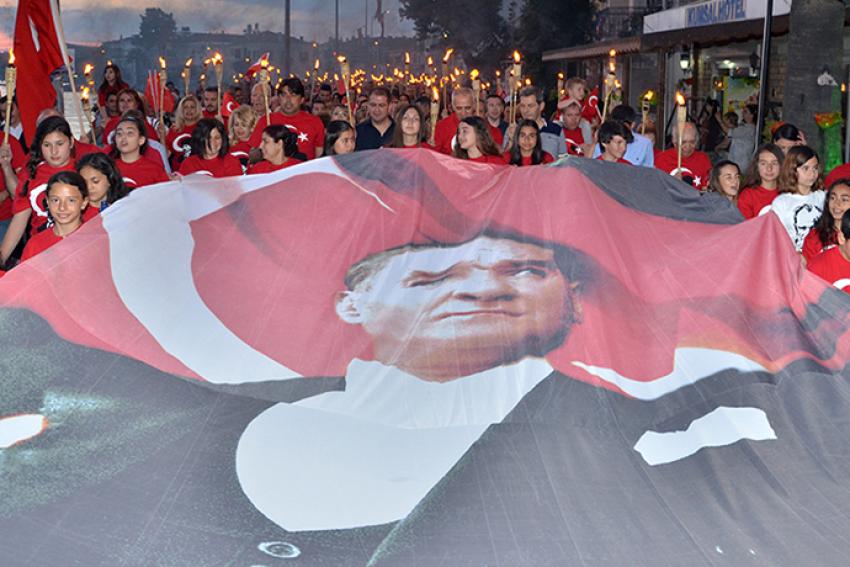 ‘19 MAYIS MEŞALESİ’ FOÇA’DA YANDI