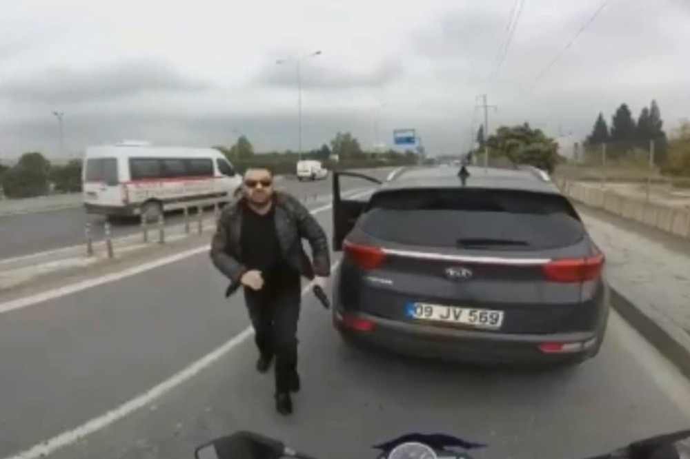 Korna çalan motosiklet sürücüsüne silah çekti