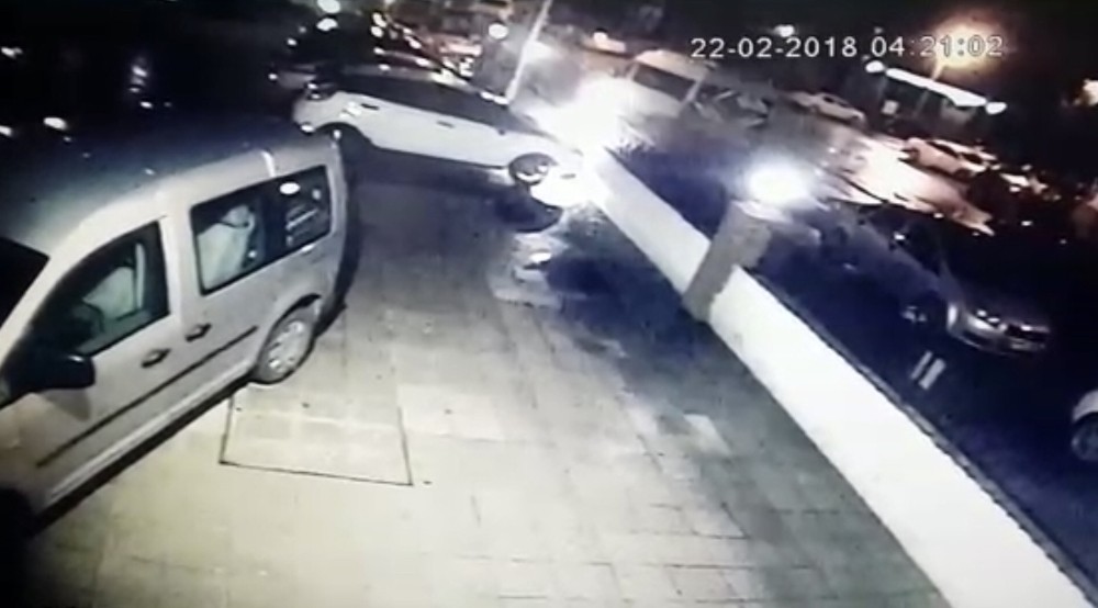 Otomobil yangını güvenlik kamerasında