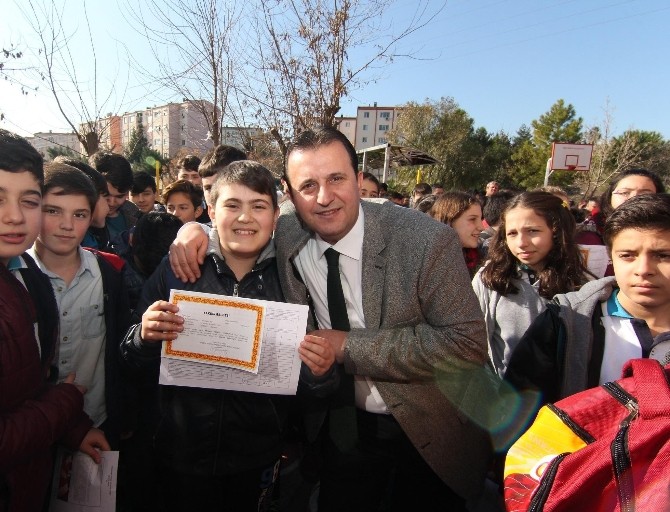 Menderes’te öğrencilere karneler Başkan Soylu’dan