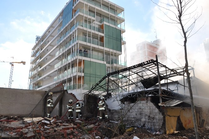 İZMİR'DE KORKUTAN YANGIN