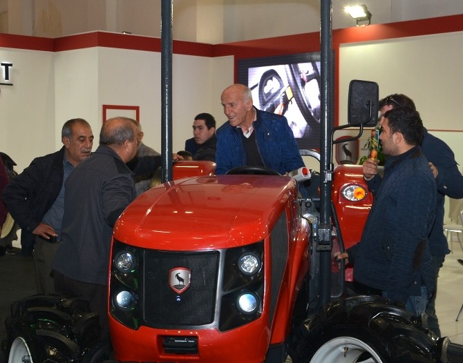 Tarım fuarında çiftçiler en yeni traktör modellerini inceledi