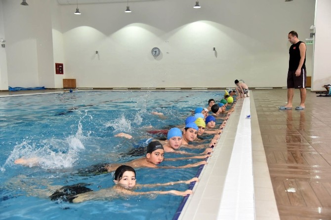 Altındağlı çocuklar yüzme dersinde