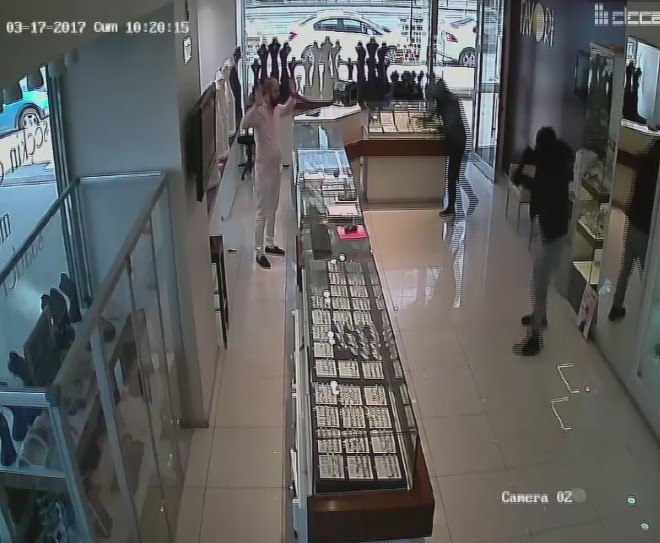 ÇİĞLİ'DEKİ SOYGUN KAMERADA...