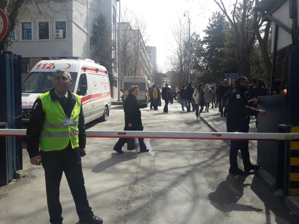 Ankara Üniversitesinde “Öcalan’a idam” pankartı asan öğrencilere saldırı
