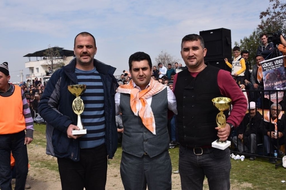 Kemalpaşa’da nefes kesen deve güreşleri
