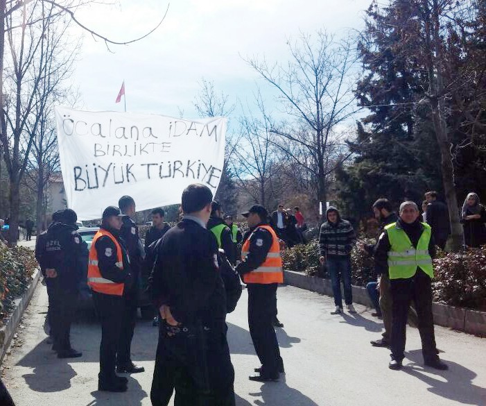 Ankara Üniversitesinde “Öcalan’a idam” pankartı asan öğrencilere karşıt görüşlü öğrenciler saldırdı