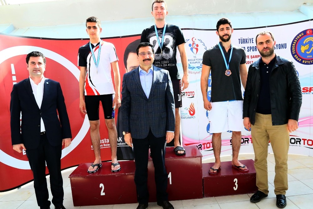 İşitme engelli yüzücüler Keçiören’de buluştu