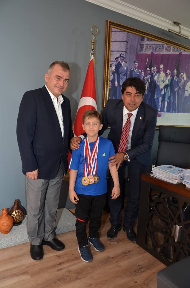 Başkan Demirağ, karateci şampiyonu misafir etti