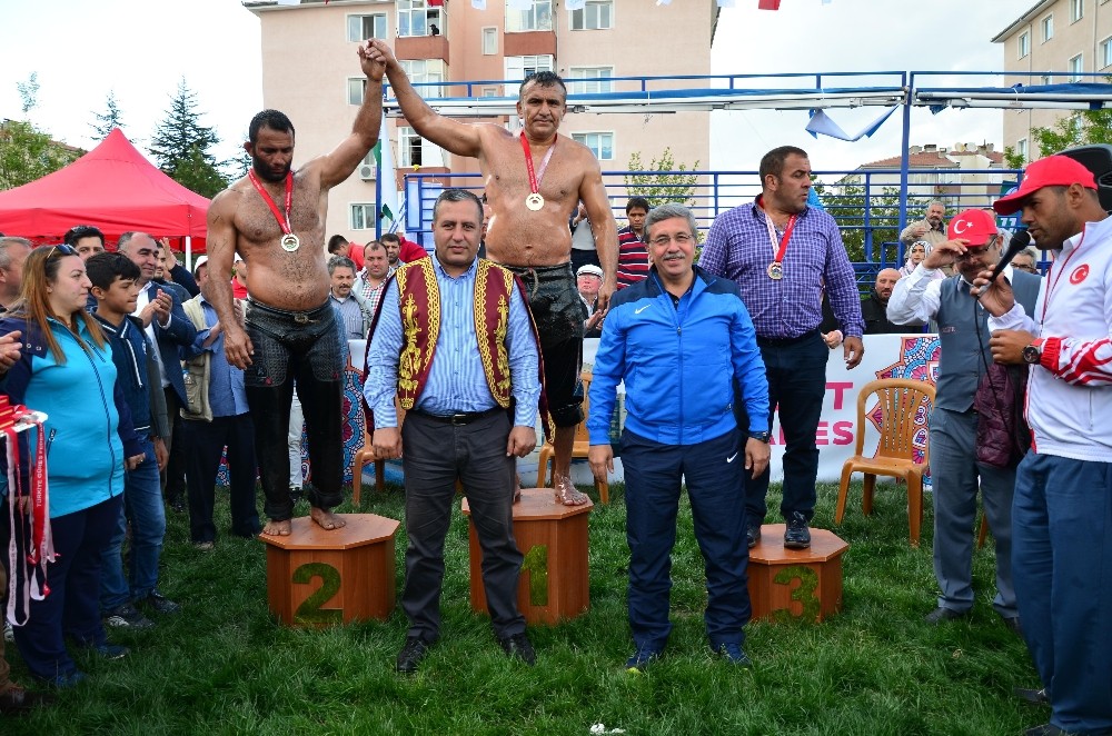 Pursaklar’ın Başpehlivanı Sermest Bulut oldu