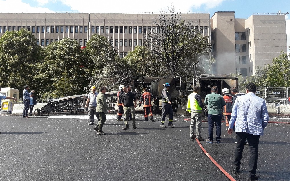 Ankara Adliyesi önünde asfalt çalışması sırasında doğalgaz patlaması