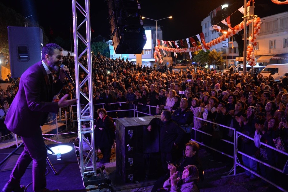 Hüseyin Turan türküleri ile Bergama’yı salladı