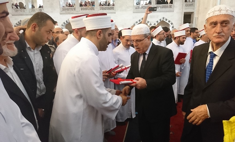 Kurra hafızlar mezuniyet belgelerini aldı