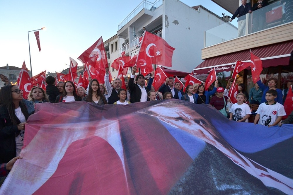 Foça’dan ’Biz Atatürk gençleriyiz’ haykırışı