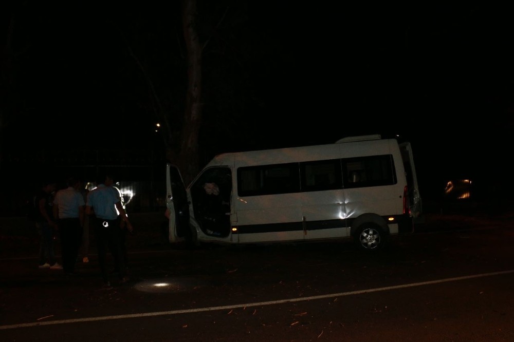 Minibüs ağaca çarptı: 4 yaralı