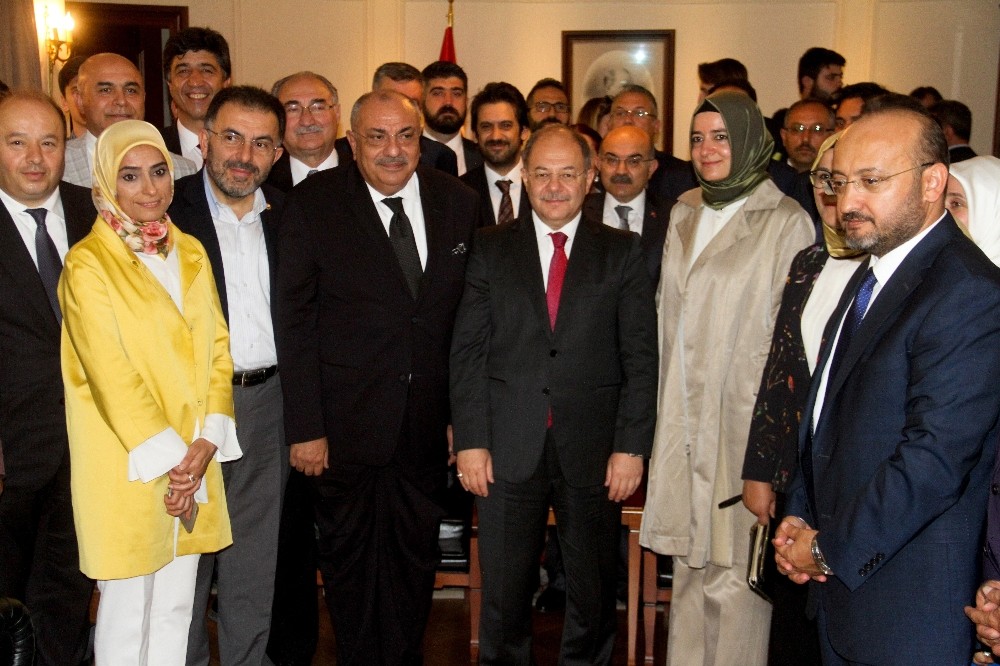 Tuğrul Türkeş, Başbakan Yardımcılığı görevini Recep Akdağ’a devretti