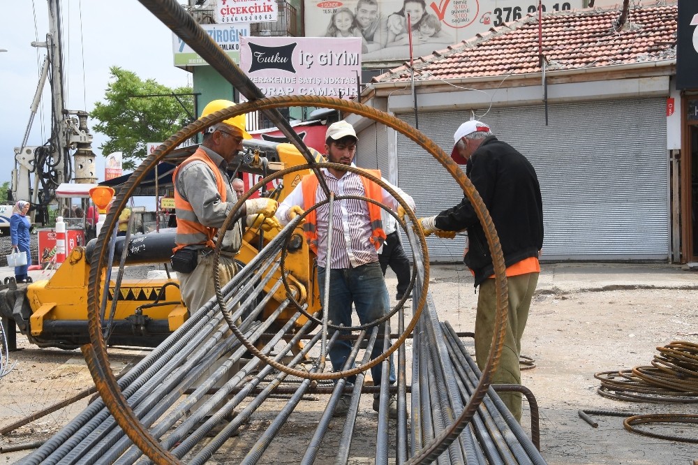 Bostancık’ta 4 caddenin kesişimine köprülü kavşak