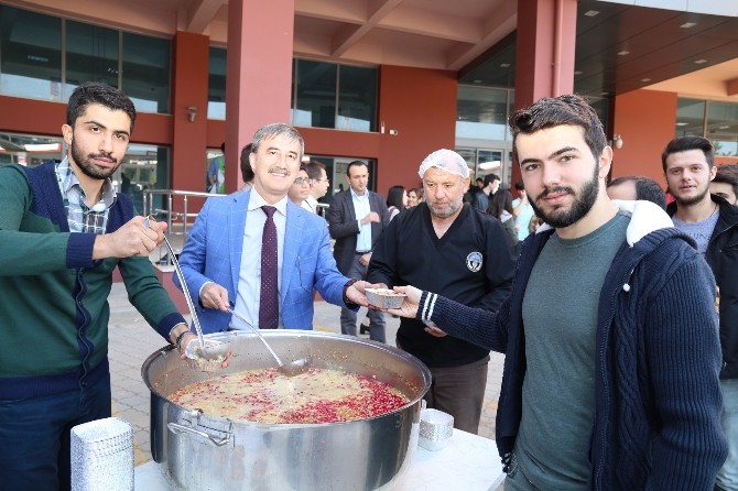 Turgutlu Belediyesi’nden üniversite öğrencilerine aşure ikramı