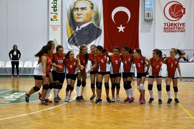 Foçalı voleybolcular deneyim kazanıyor