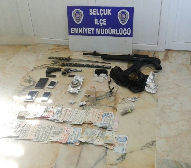 İzmir’de zehir tacirlerine operasyon: 9 gözaltı
