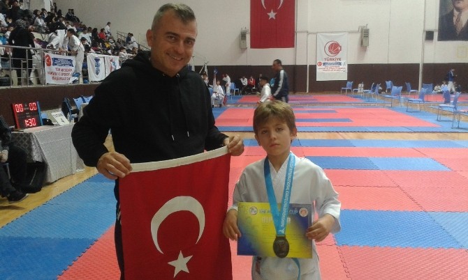Foçalı minik sporcu madalyaya doymuyor