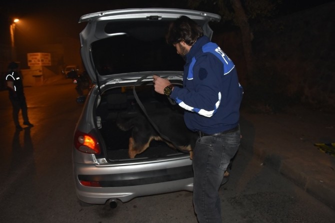 İzmir’de 300 polisle narkotik uygulaması
