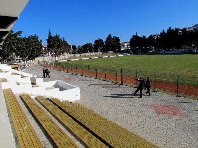 Çeşme’de çim saha tamamlandı, ilk maç 7 Ocak’ta