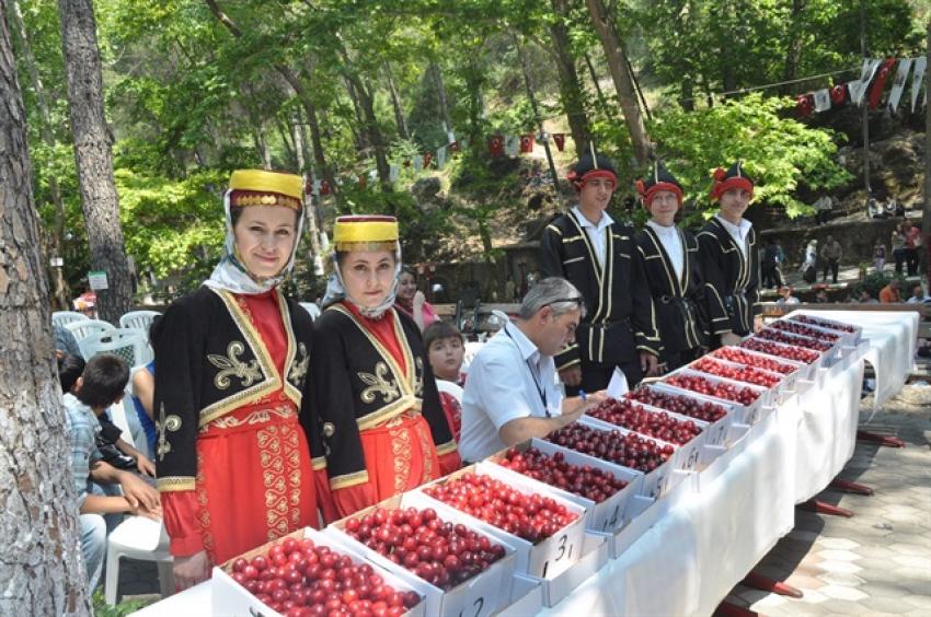 BORNOVA'DA KİRAZ FESTİVALİ