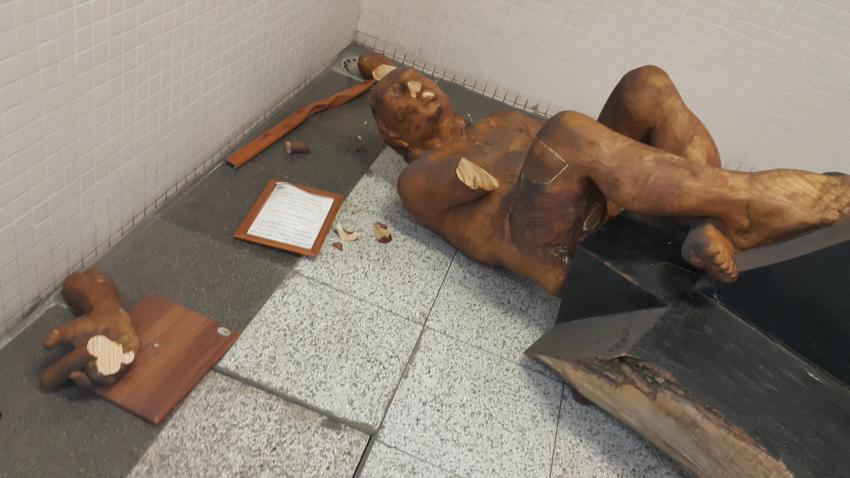 İZMİR METRO'DAKİ HEYKELE SALDIRI YAPILDI