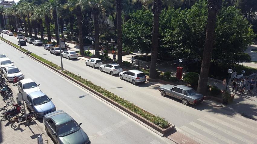 ÖDEMİŞ'TE TRAFİKTE AZAR YİYEN VATANDAŞLAR SİNİR HARBİ YAŞIYORLAR