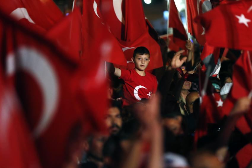 İZMİR'DE DEMOKRASİ NÖBETİNE TAM GAZ