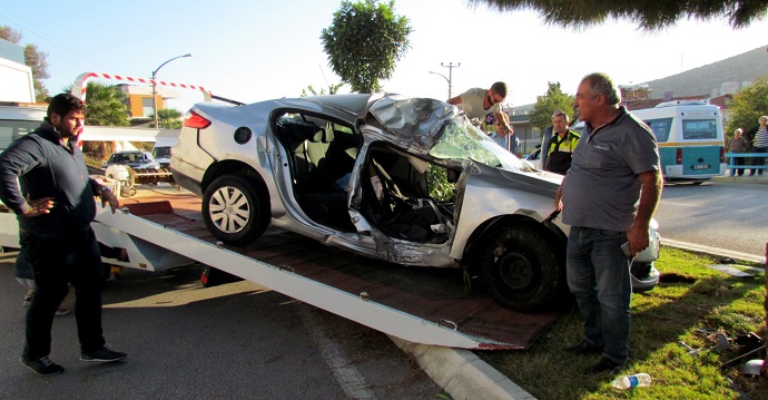Çeşme’deki trafik kazasında 2 kişi ağır yaralandı