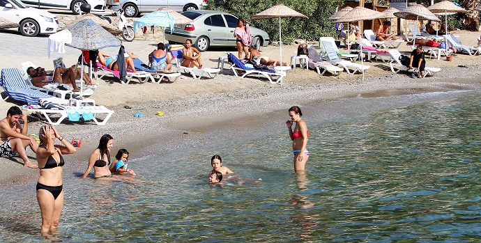 Sıcak havayı gören denize koştu