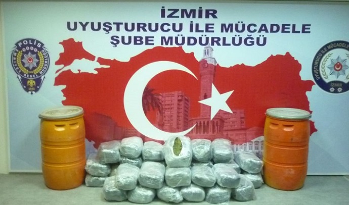 İzmir’de 102 kilo esrar ele geçirildi