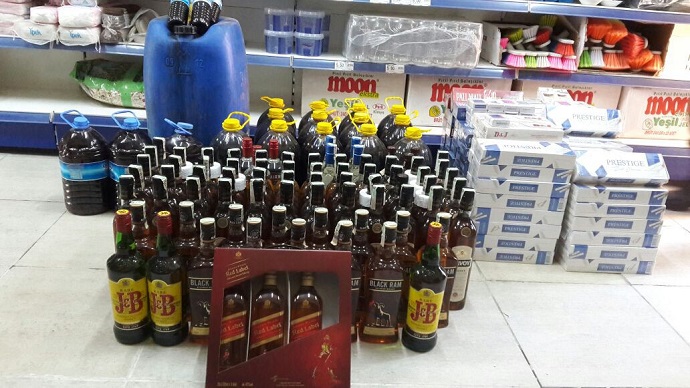 İzmir’de kaçak alkol ve sigara satan markete jandarma baskını