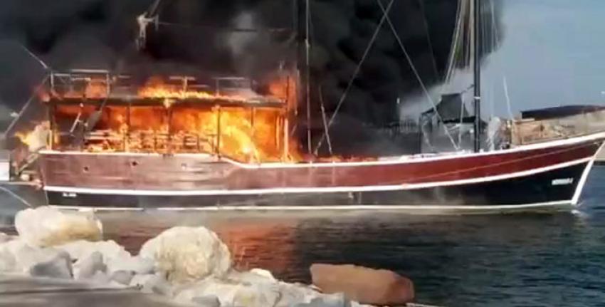 İZMİR'DE TEKNE YANGINI KORKUTTU