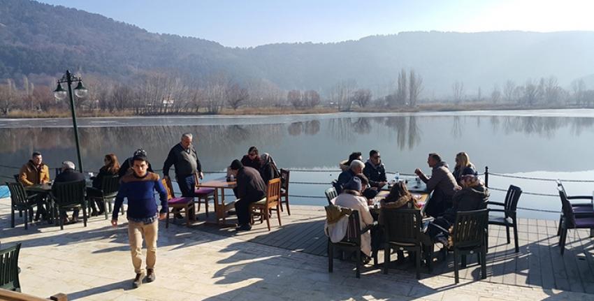 İZMİR'DE GÖL DONDU