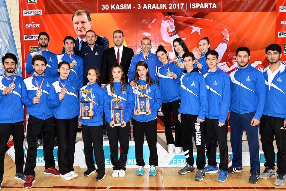 İzmirli tekvandocular fırtına gibi esti